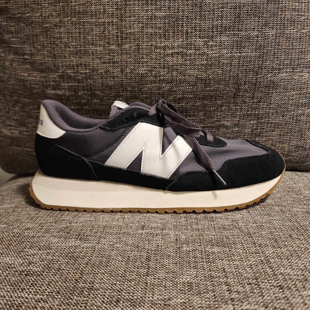 New Balance Men's Black and Gray Sneakers